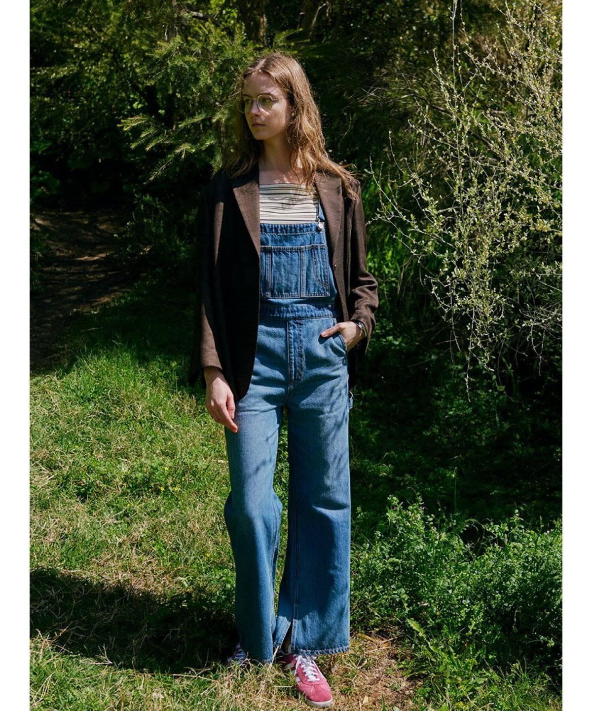 ブレザーを羽織った女性