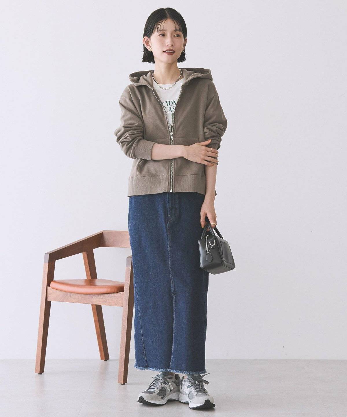 ブルゾンを羽織った女性