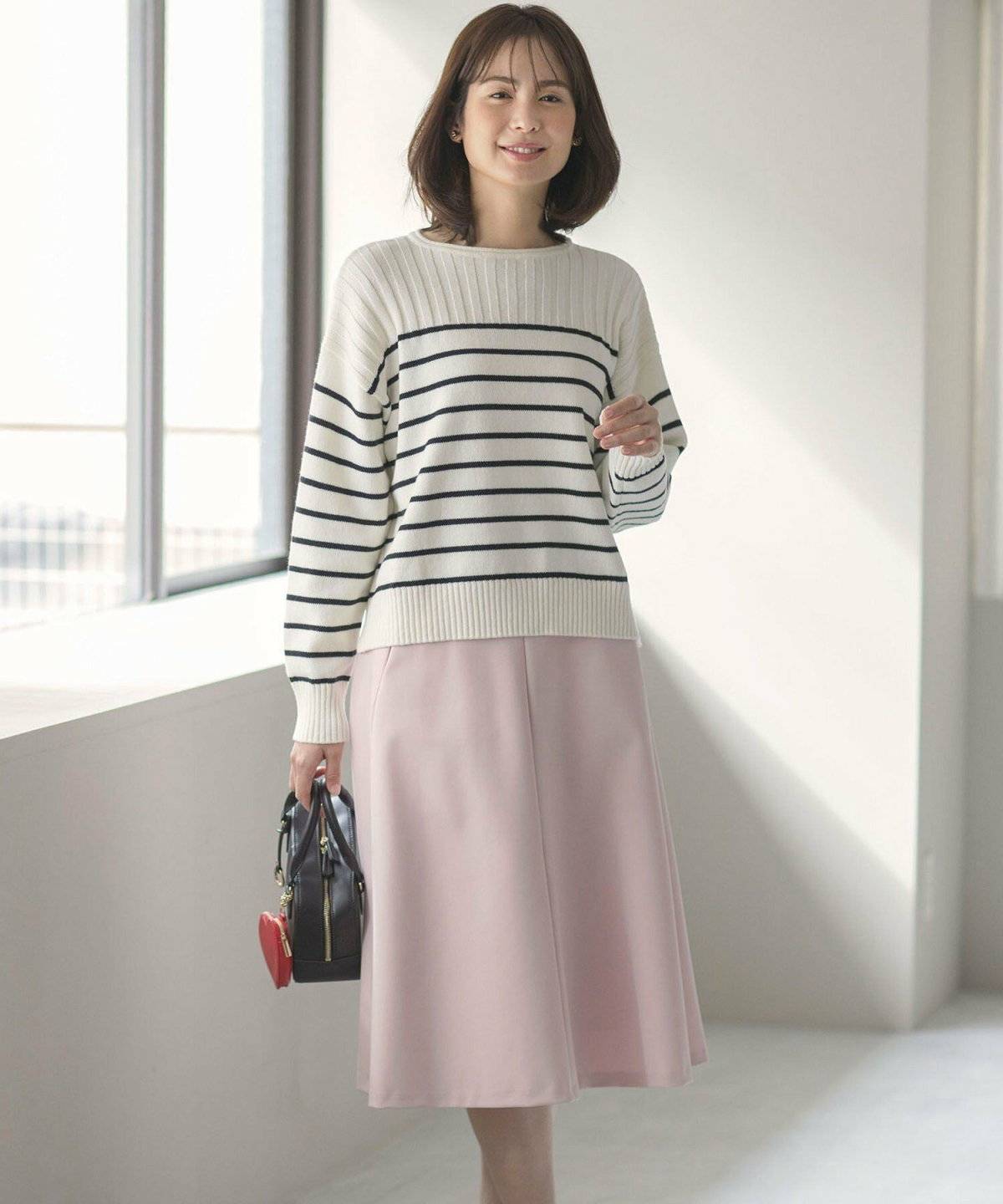 ボーダー柄ニットにスカートを合わせた女性