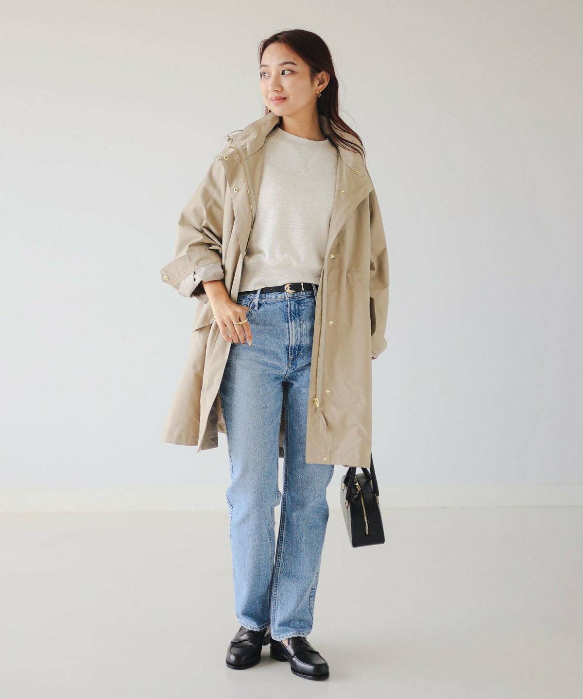 マウンテンパーカーを羽織った女性