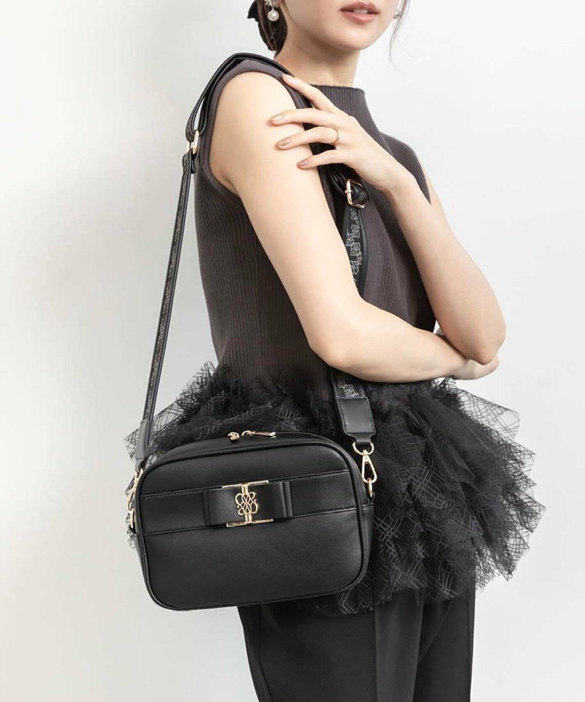 ショルダーバッグを持った女性