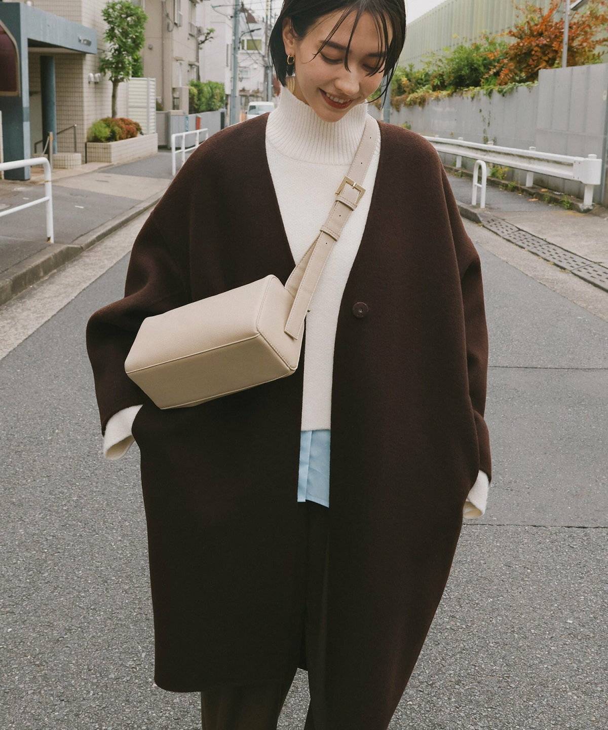 ショルダーバッグを持った女性