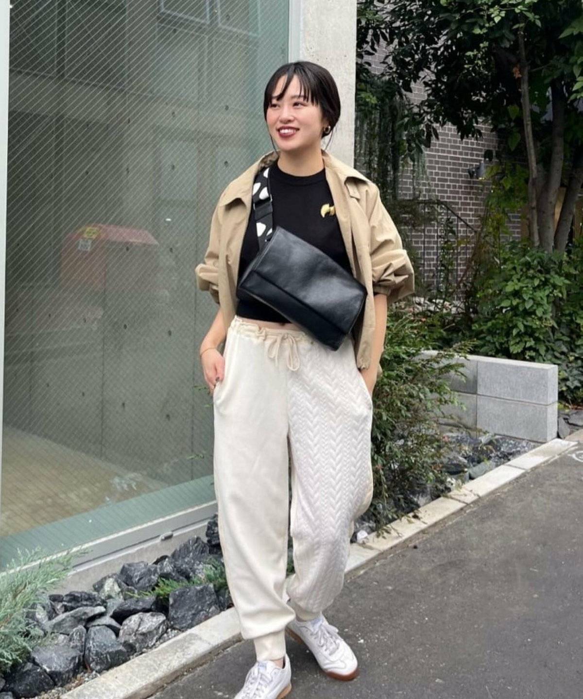 ショルダーバッグを持った女性