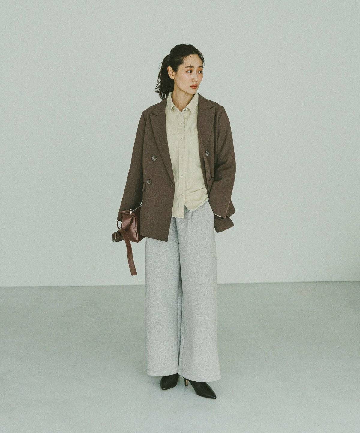 ショルダーバッグを持った女性