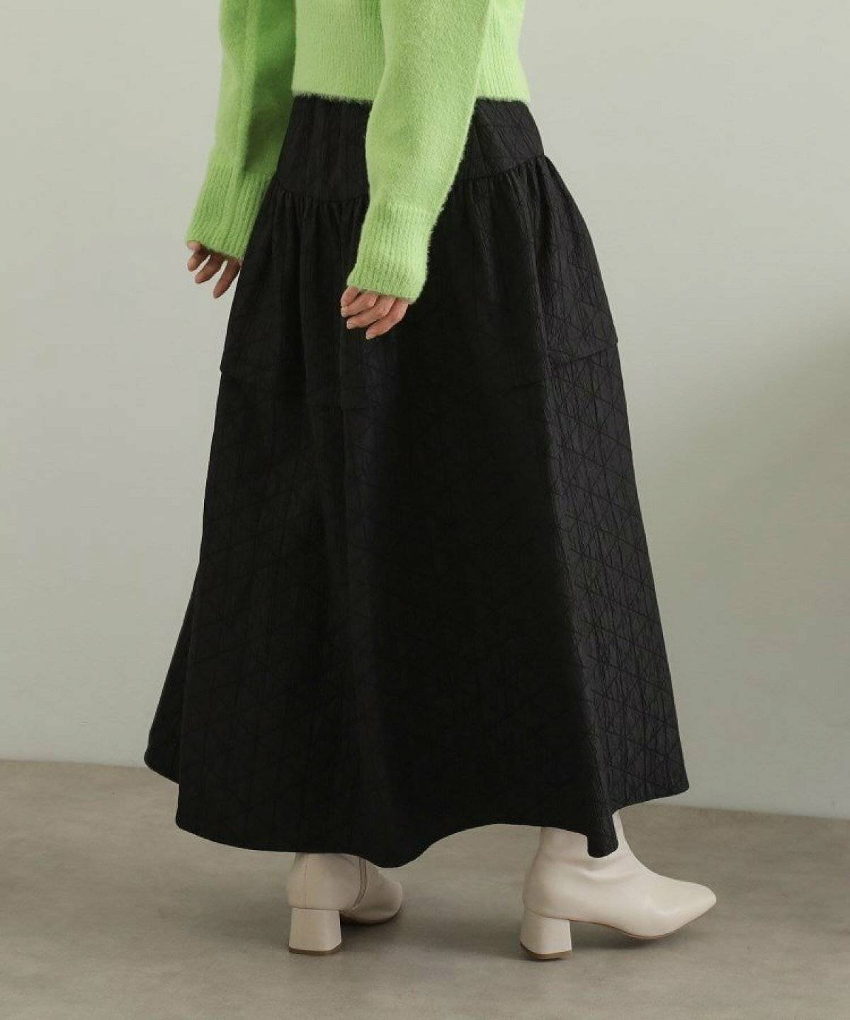 ニットにスカートを合わせた女性