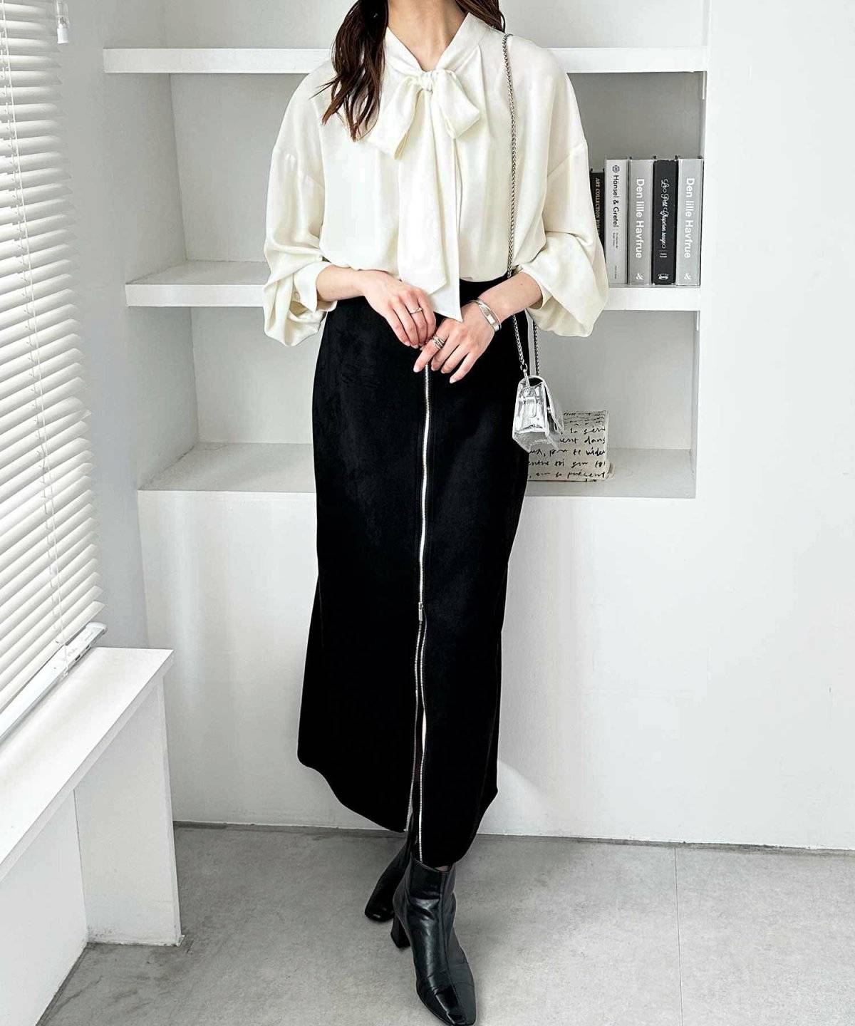 白ブラウスにスカートを合わせた女性