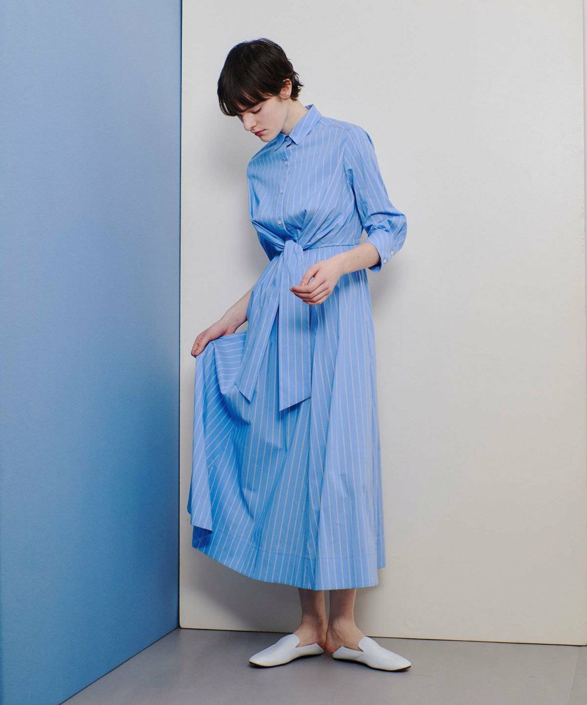 ブルーのワンピースを着た女性