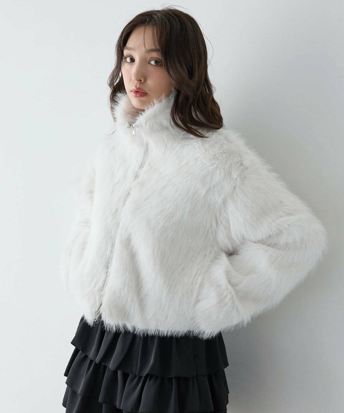 ショート丈白ファーコートコーデ