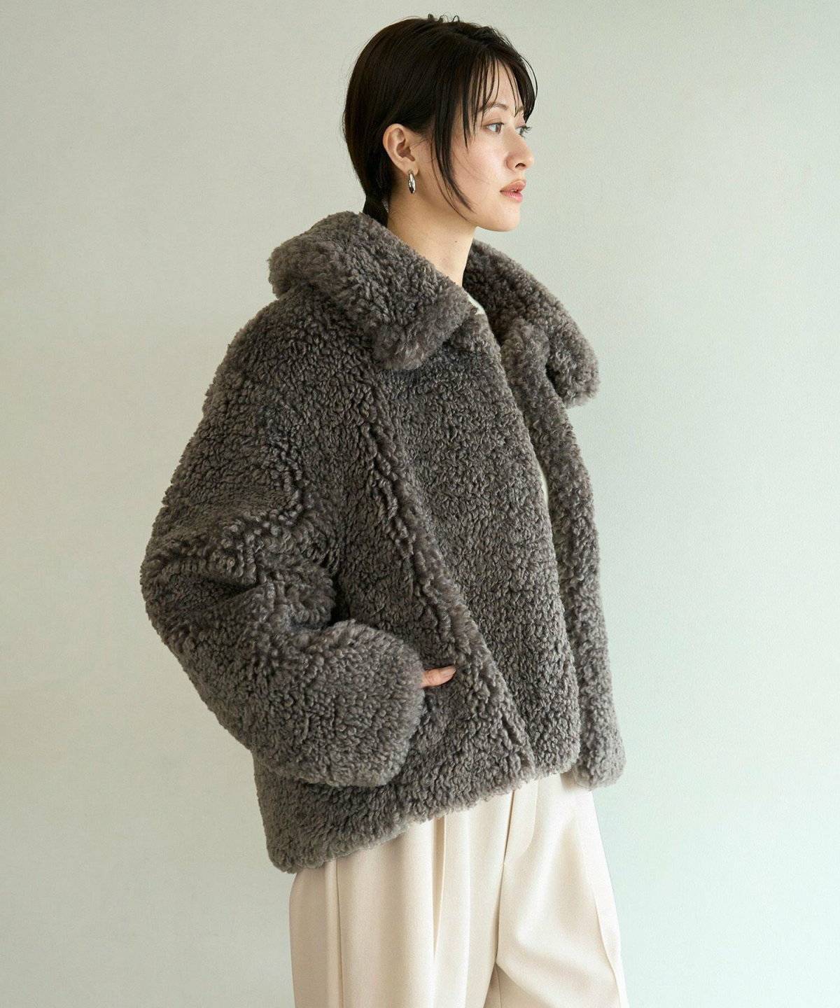 グレーのファーコートコーデ