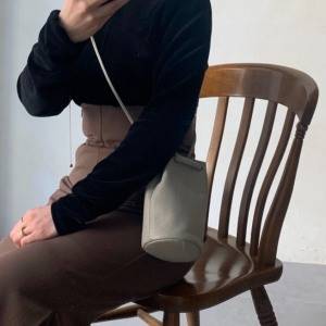 手元すっきりで動きやすい♪旬のムードもまとえる「巾着型スマホショルダー」