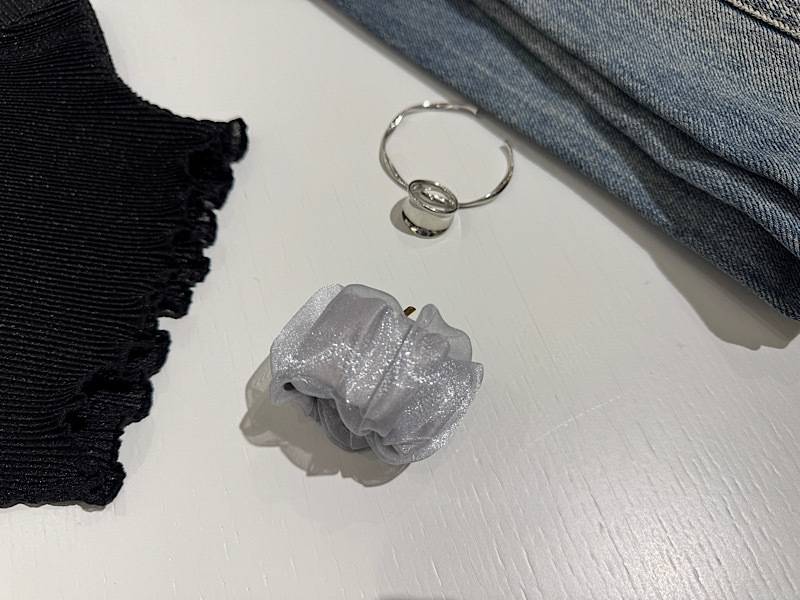 ロールカフとデニムを合わせたイメージ写真