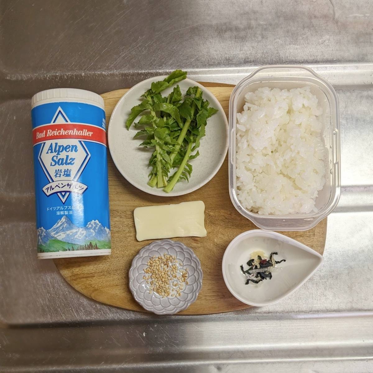 JAグループ公式の「簡単♪お弁当に♪大根の葉とワカメのチーズおにぎり」のレシピ