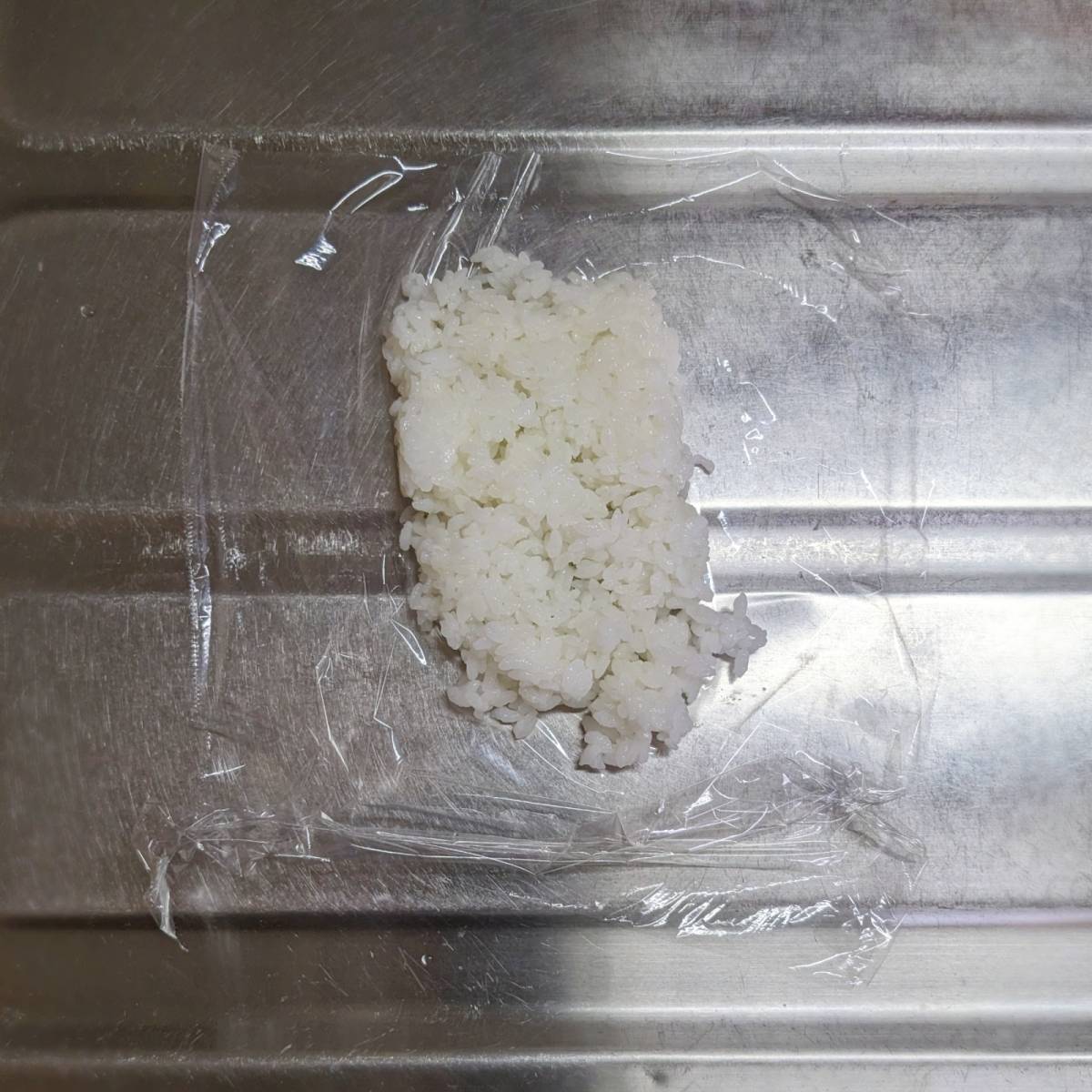 JAグループ公式の「簡単♪お弁当に♪大根の葉とワカメのチーズおにぎり」のレシピ