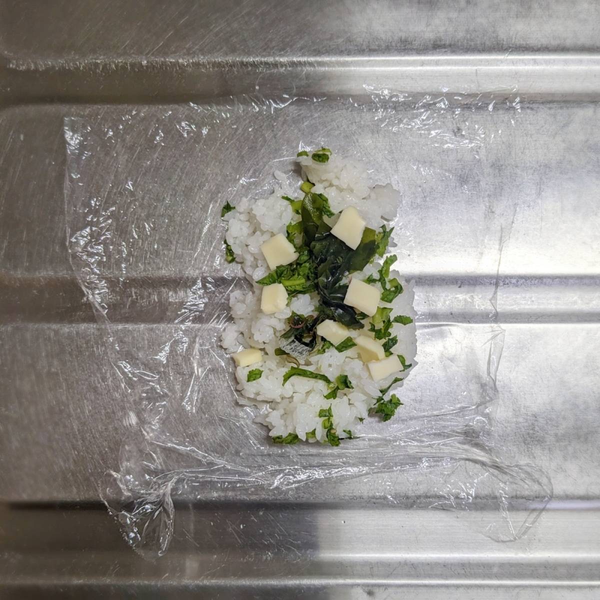 JAグループ公式の「簡単♪お弁当に♪大根の葉とワカメのチーズおにぎり」のレシピ