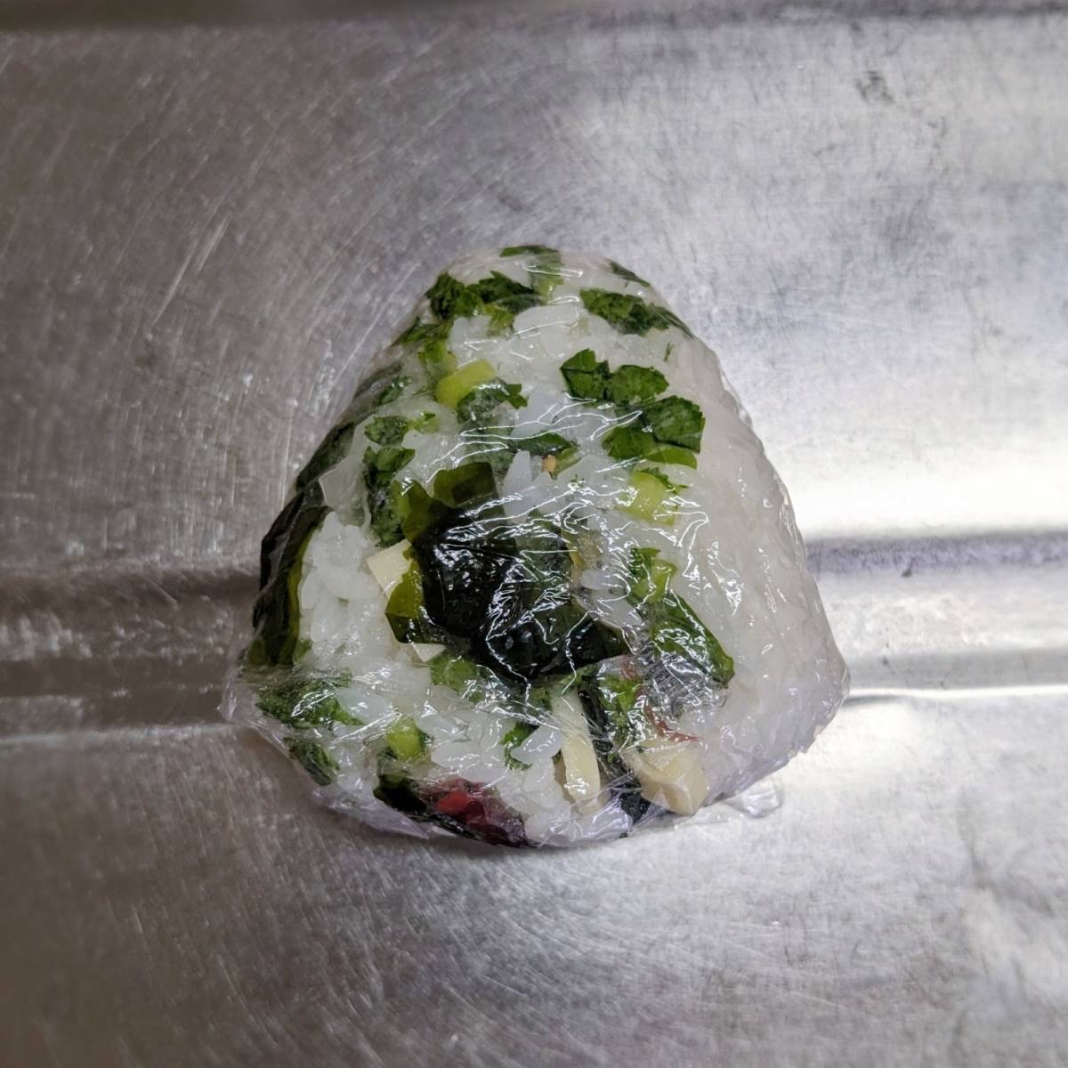 JAグループ公式の「簡単♪お弁当に♪大根の葉とワカメのチーズおにぎり」のレシピ