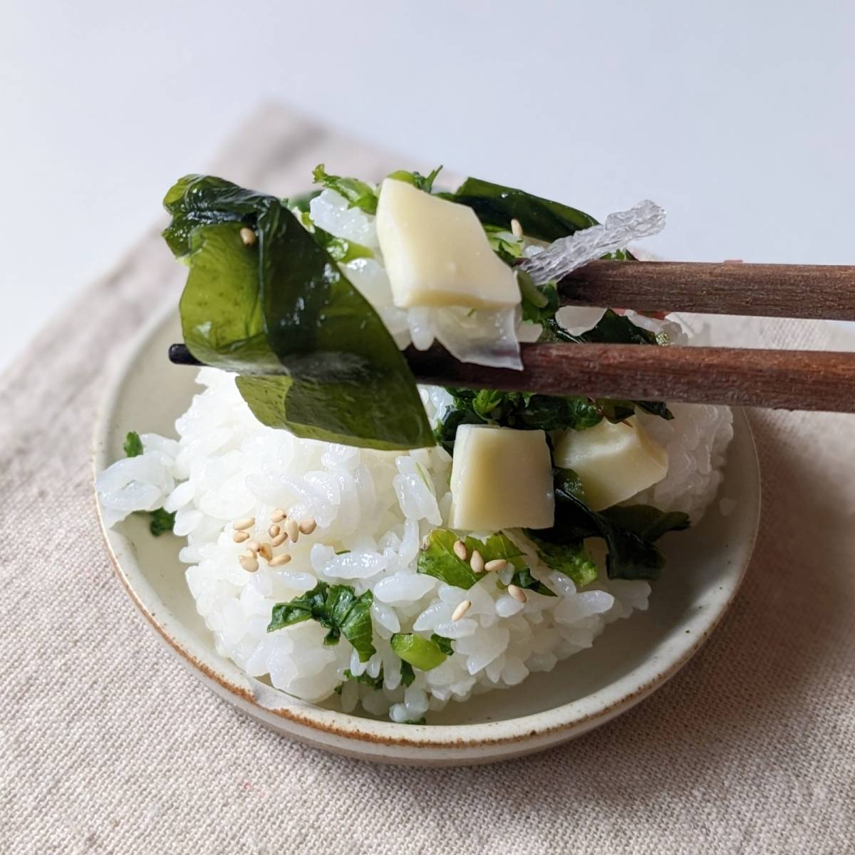 JAグループ公式の「簡単♪お弁当に♪大根の葉とワカメのチーズおにぎり」のレシピ