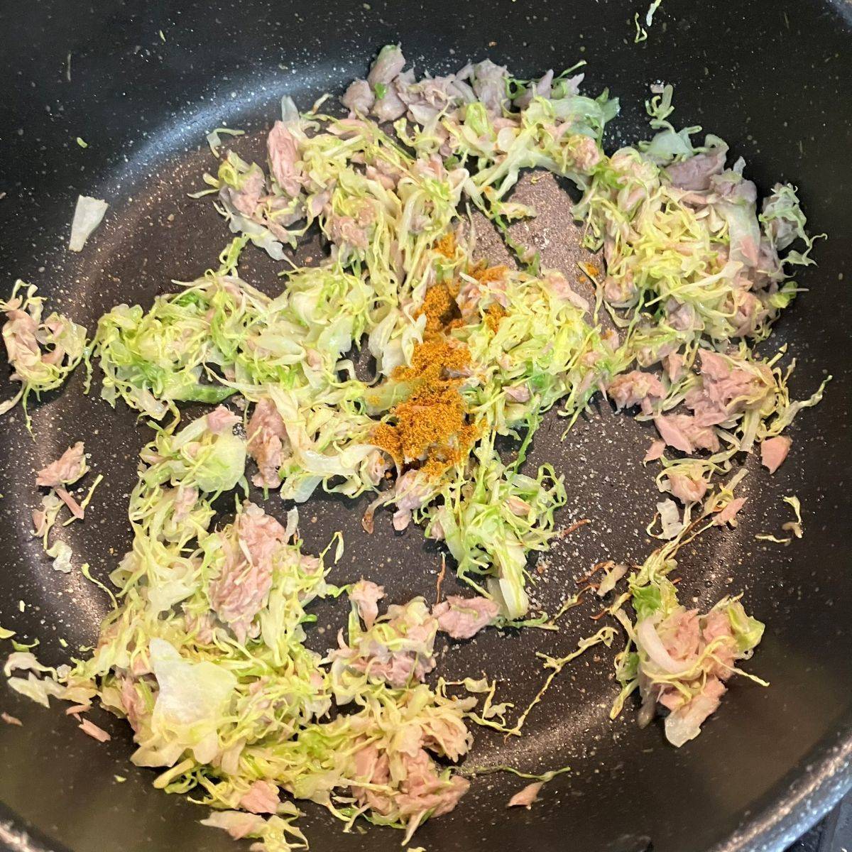 JAグループ公式の「お弁当に♪千切りキャベツの甘カレー炒め」のレシピ