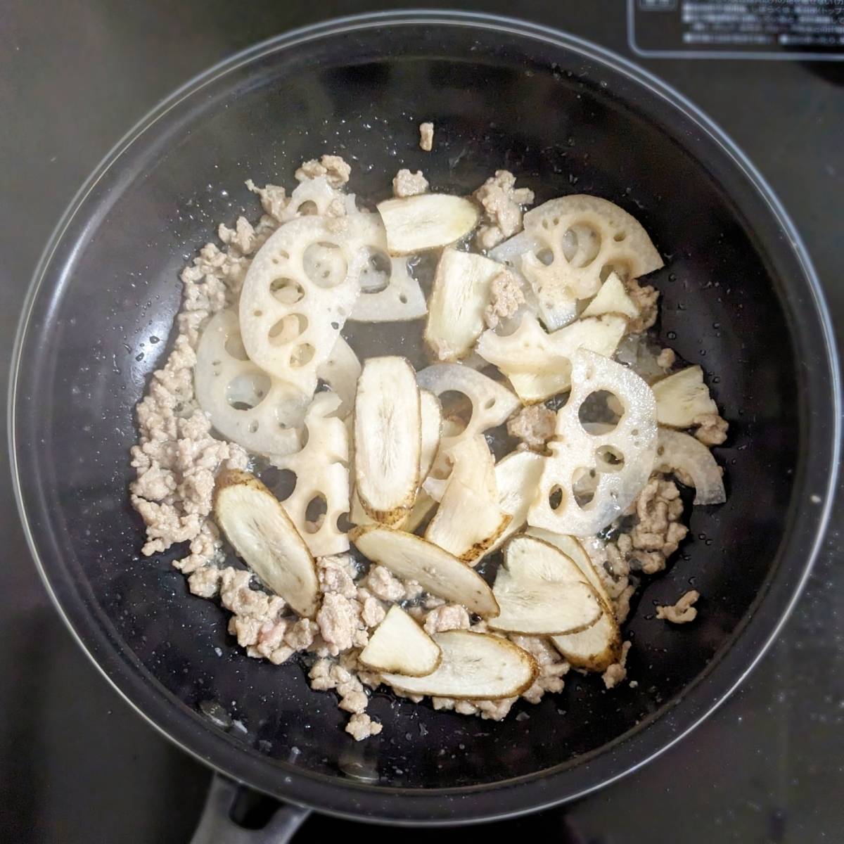 マ・マー公式の「根菜のペペロンチーニ」のレシピ