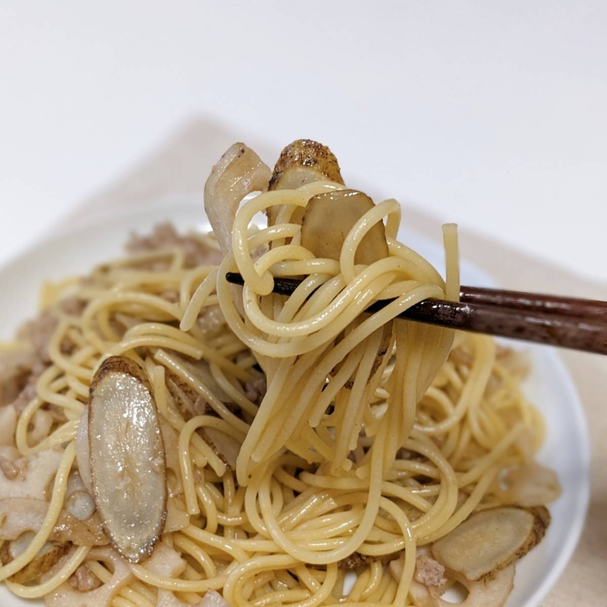 マ・マー公式の「根菜のペペロンチーニ」のレシピ