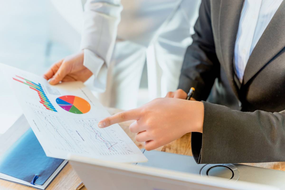 資料を確認する人