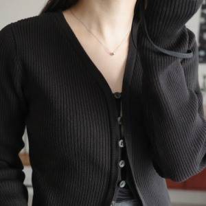 深Vネックでデコルテ美人に。着回し上手になれる「feepur」リブカーディガン