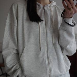 ラフさと洗練のいいとこ取り。大人カジュアルの新定番「ADEVA」の柔らかフーディー