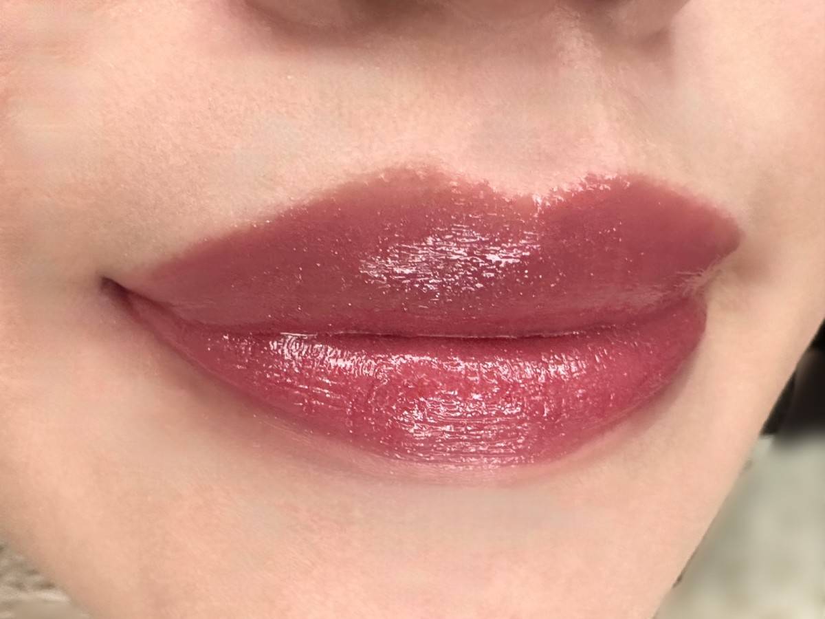 YSL ラブシャインリップスティック 215プラムレヴィテーションの仕上りイメージ