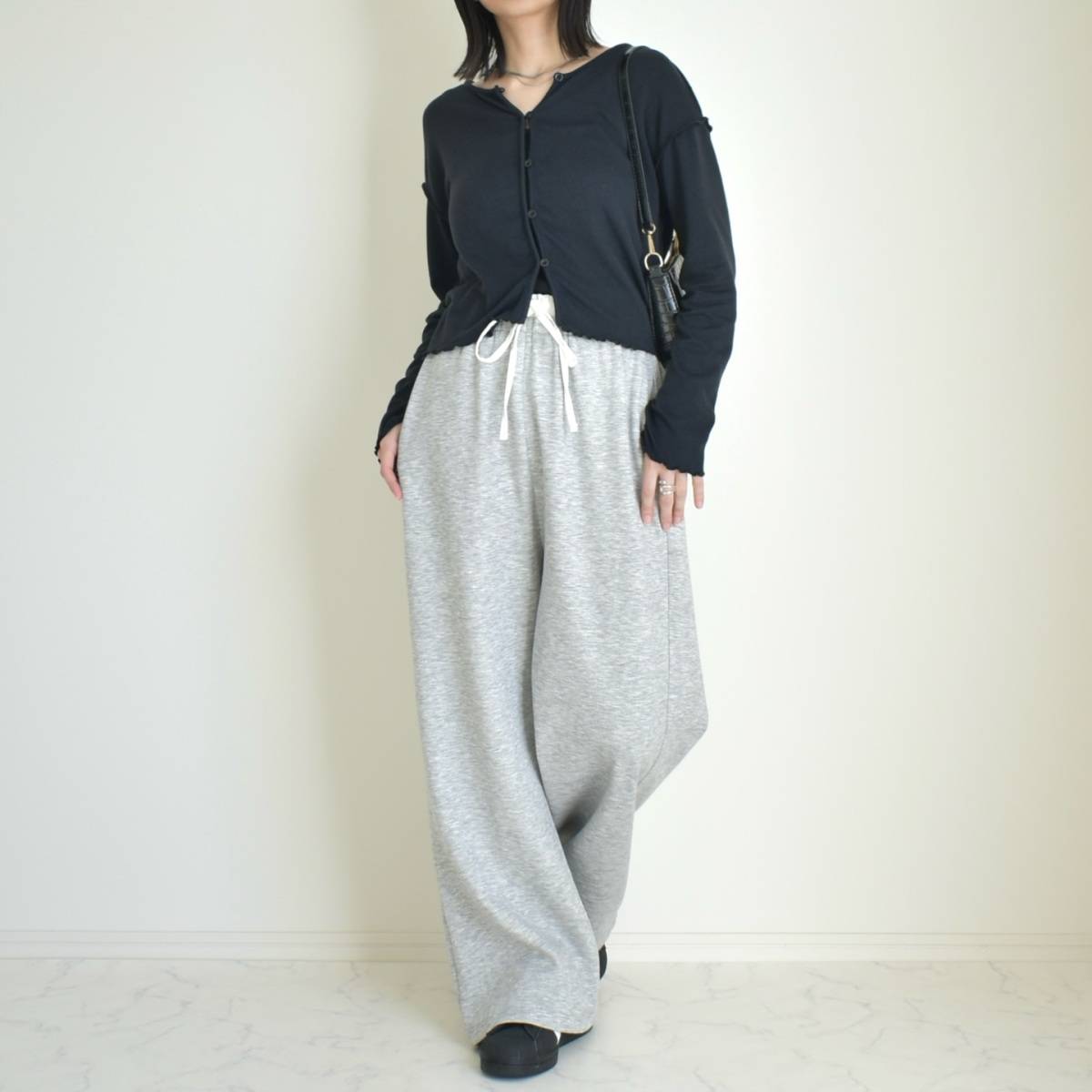 ジップアップカーディガン×スウェットパンツ