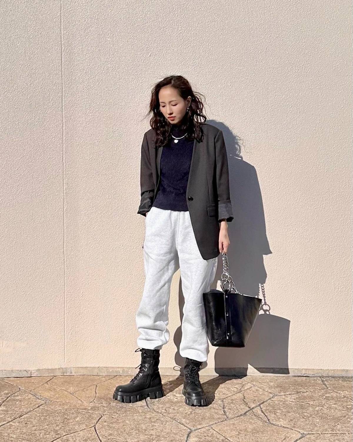 ジャケット×スウェットパンツのMIXコーデ