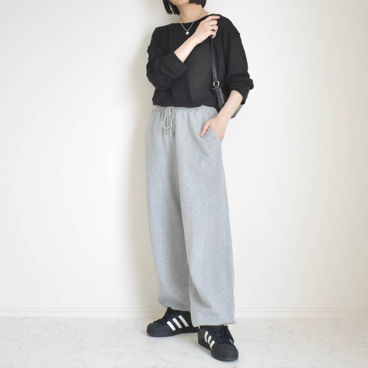 シンプルニット×スウェットパンツ