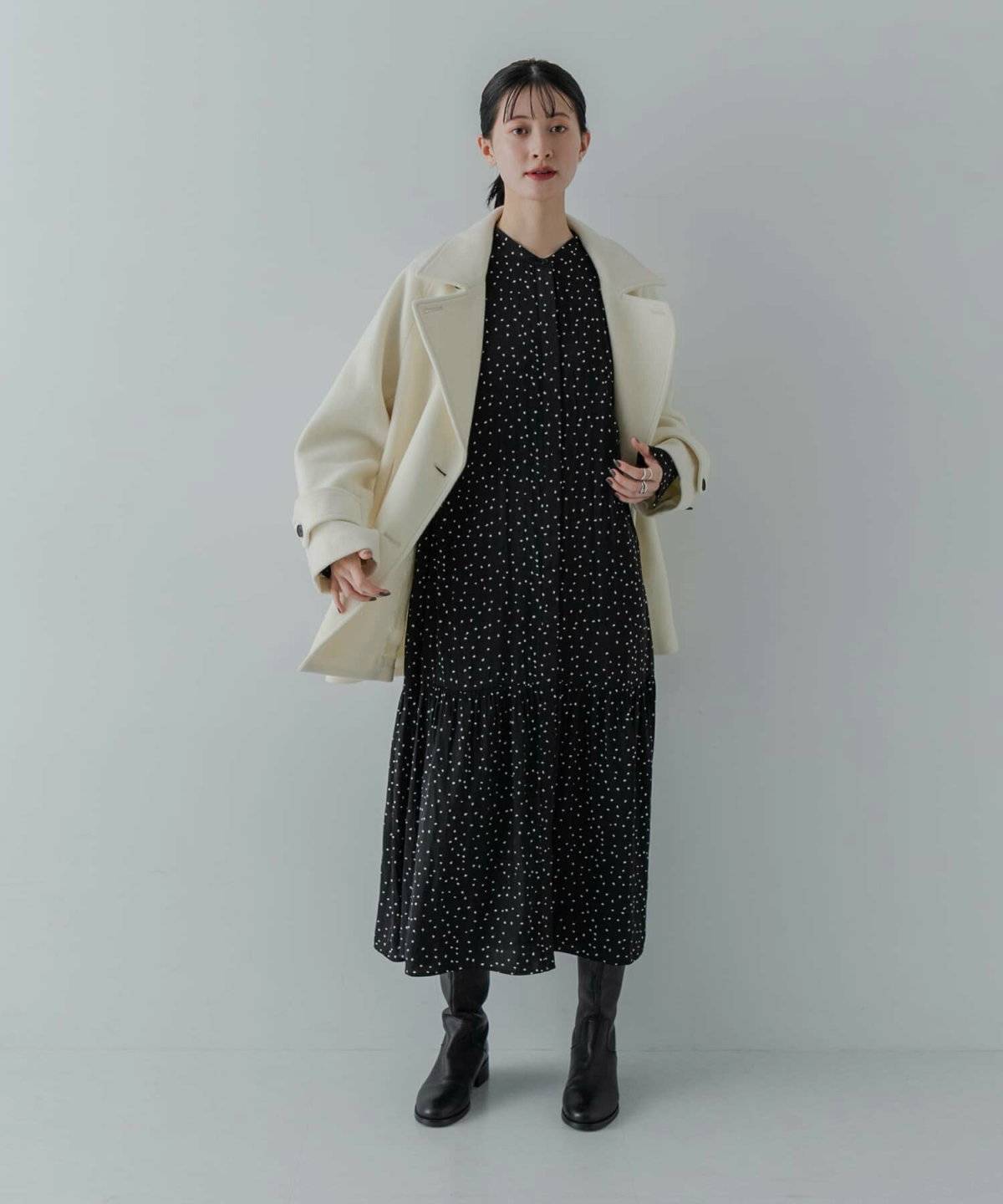 ワンピースコーデの女性