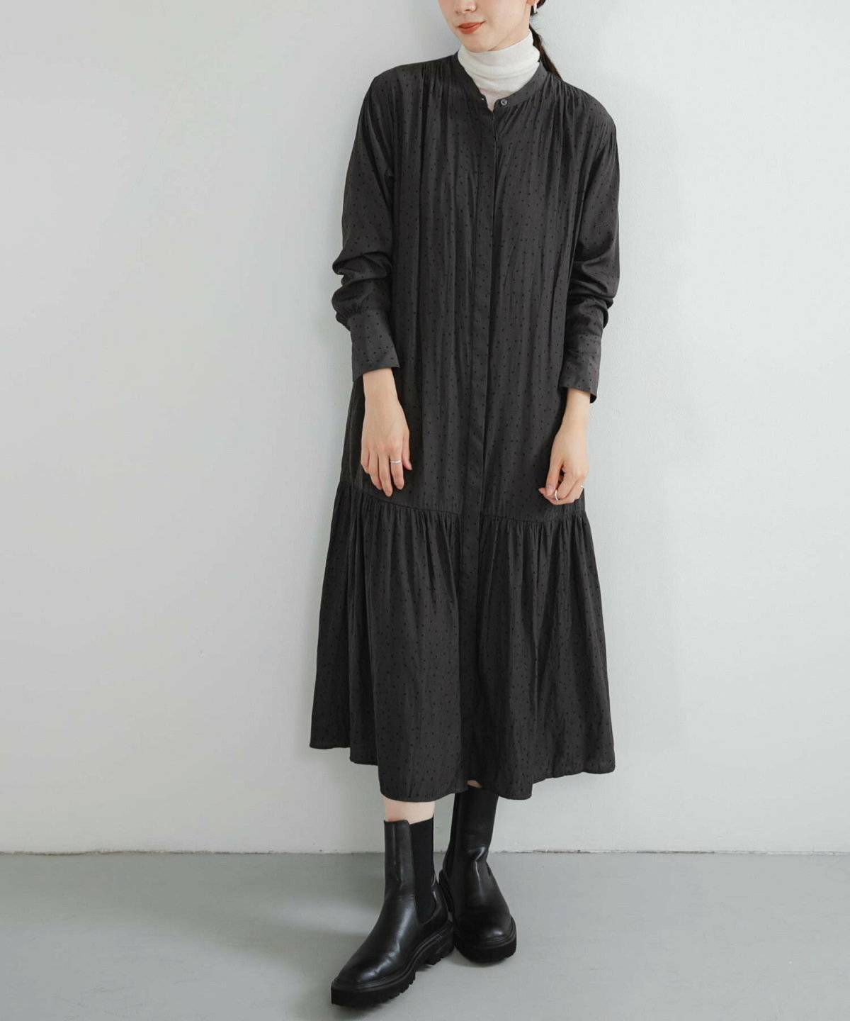 ワンピースコーデの女性