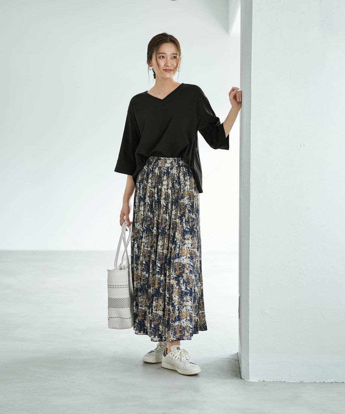 モノトーンコーデの女性