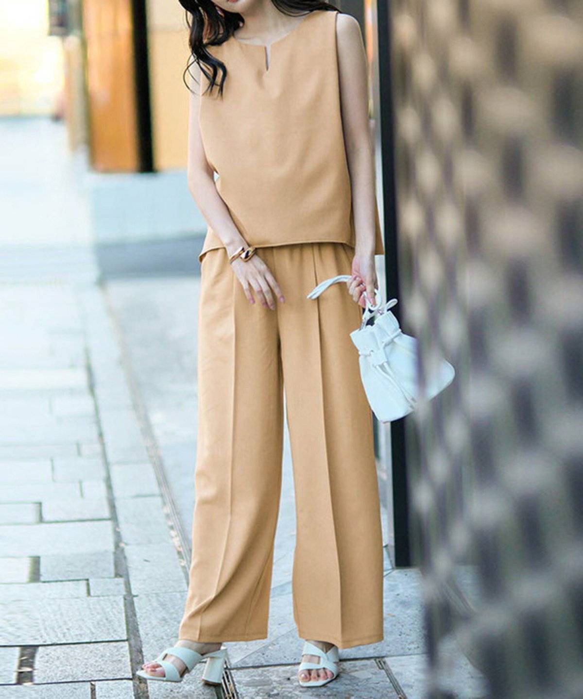 ベージュのセットアップを着た女性