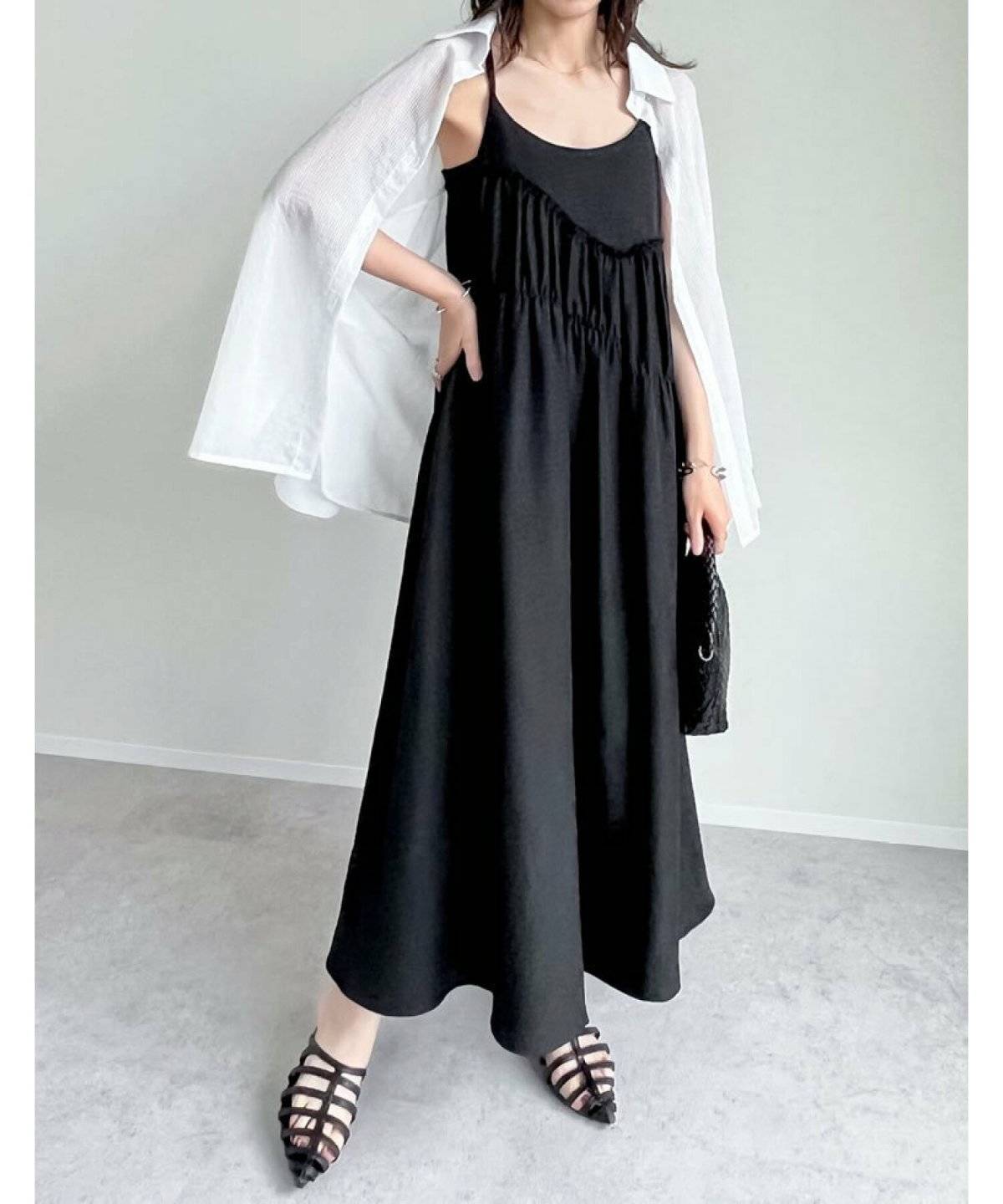 モノトーンコーデの女性