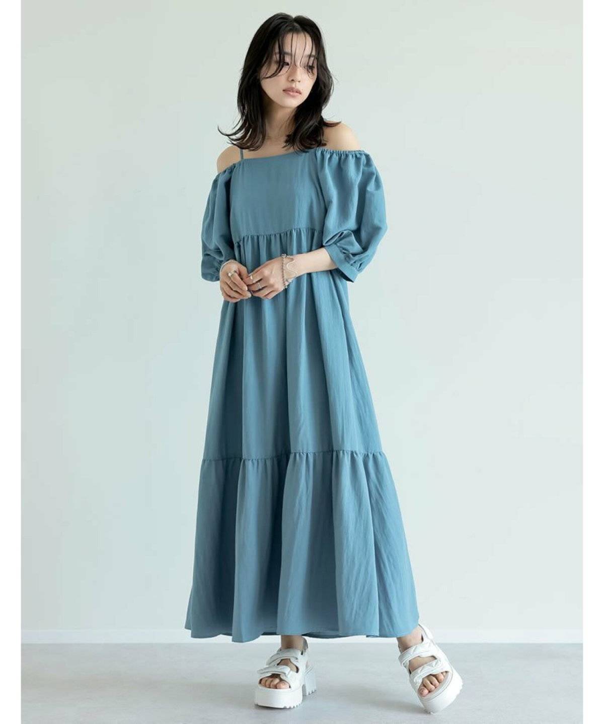 ブルーのワンピースを着た女性