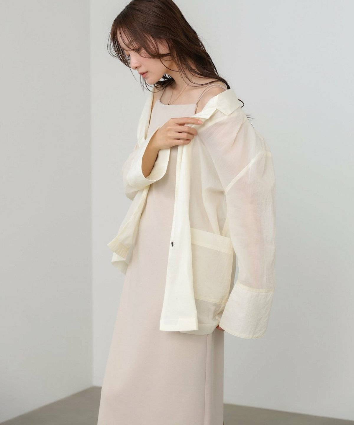 ベージュのワントーンコーデの女性