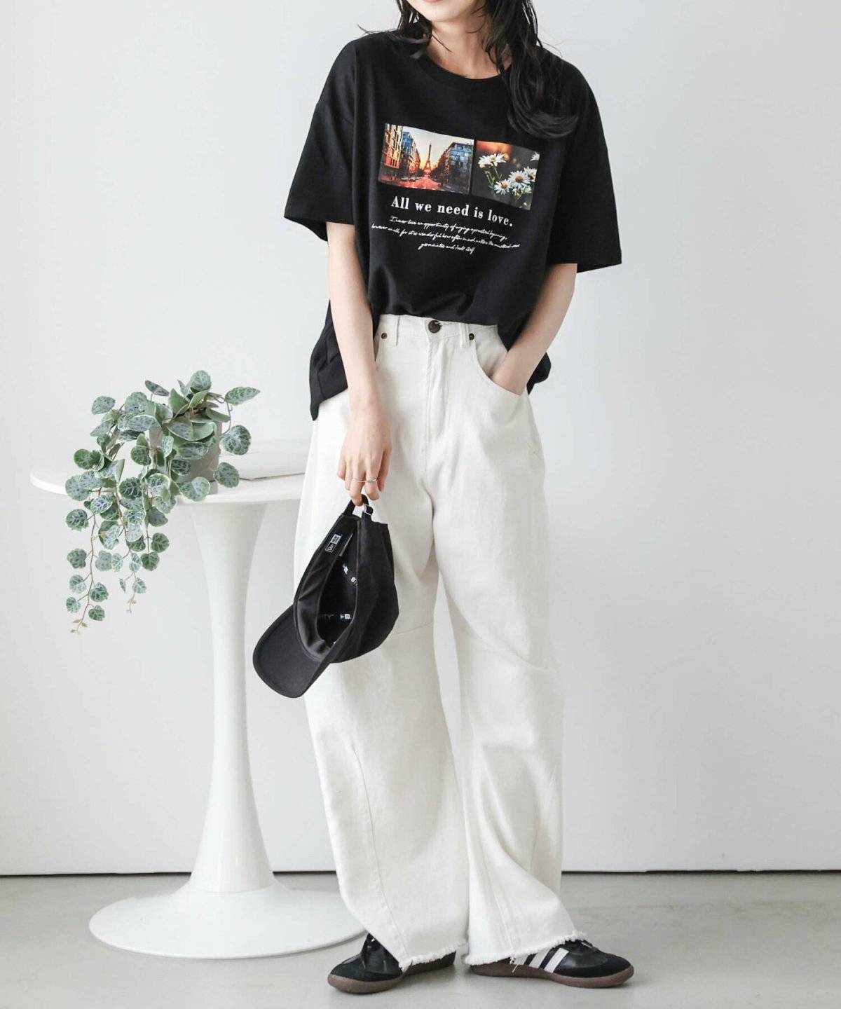 パンツコーデの女性