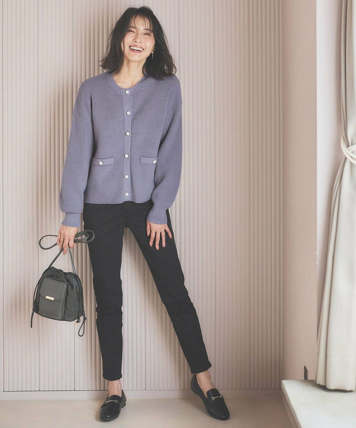 パンツコーデの女性