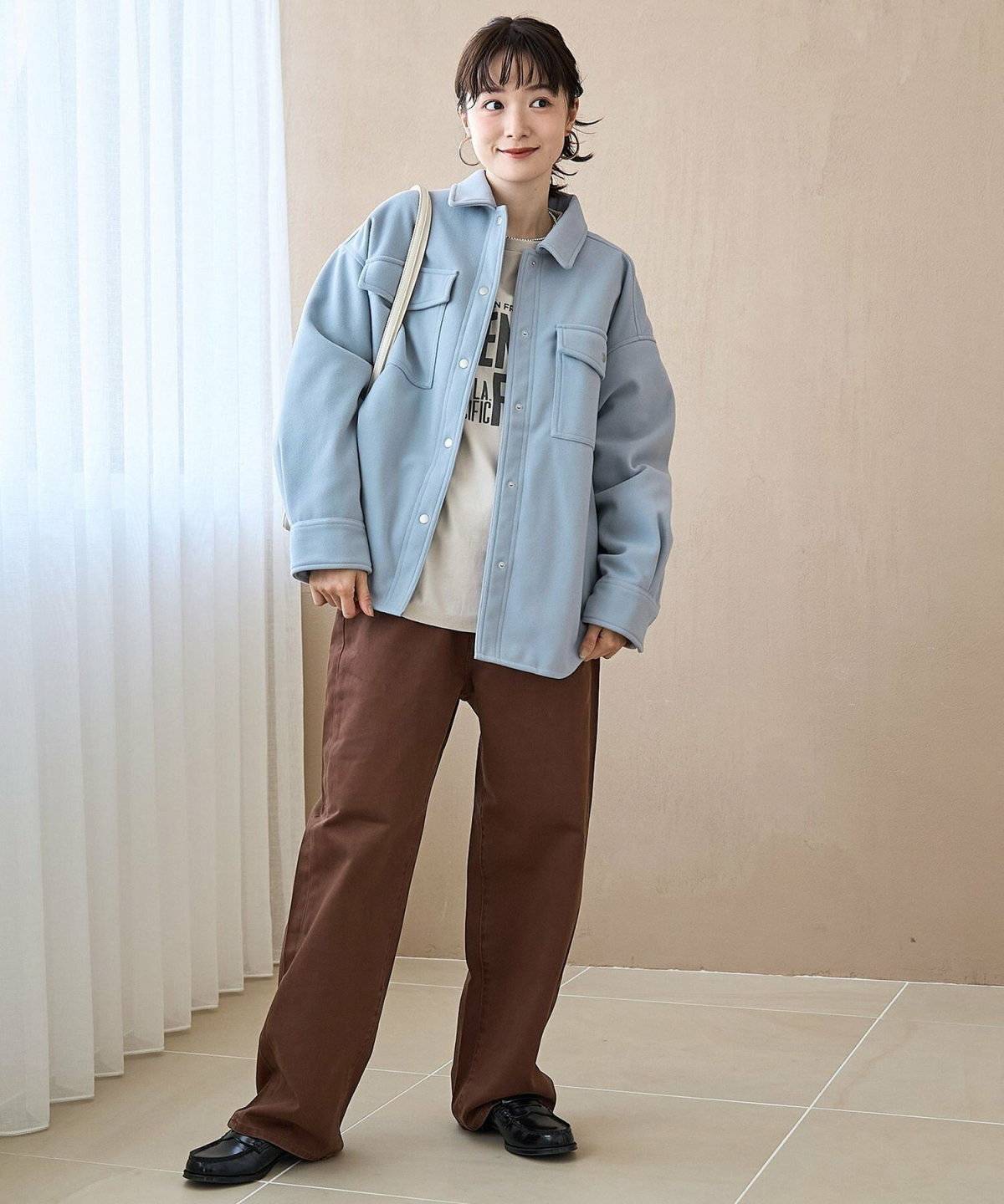 パンツコーデの女性