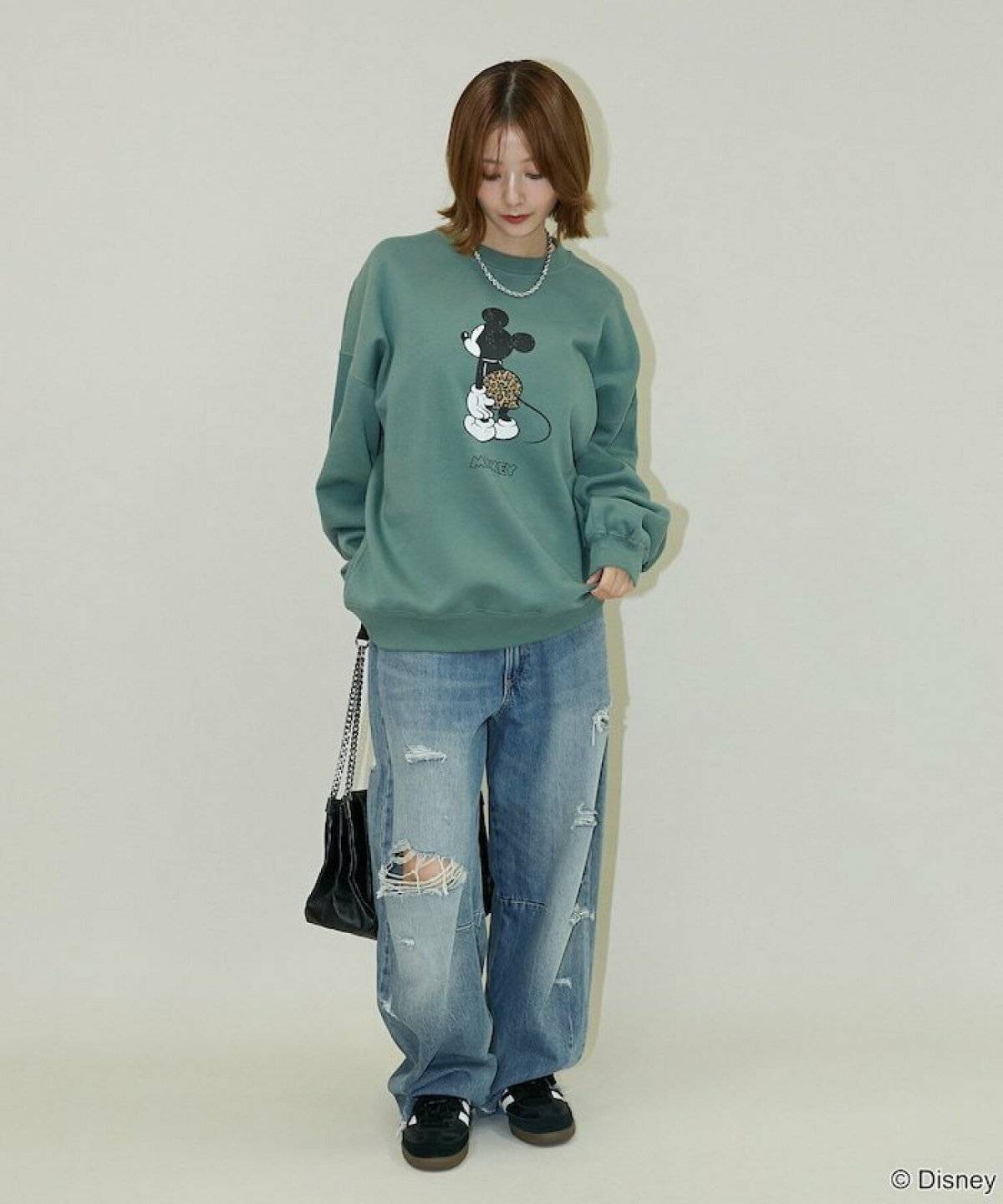 パンツコーデの女性