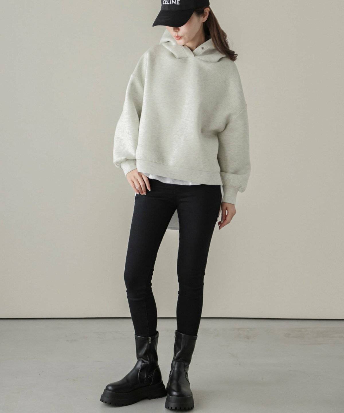 パンツコーデの女性