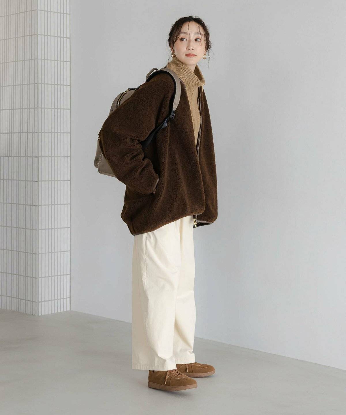 パンツコーデの女性