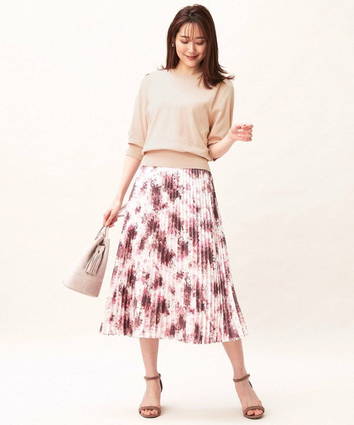 スカートコーデの女性