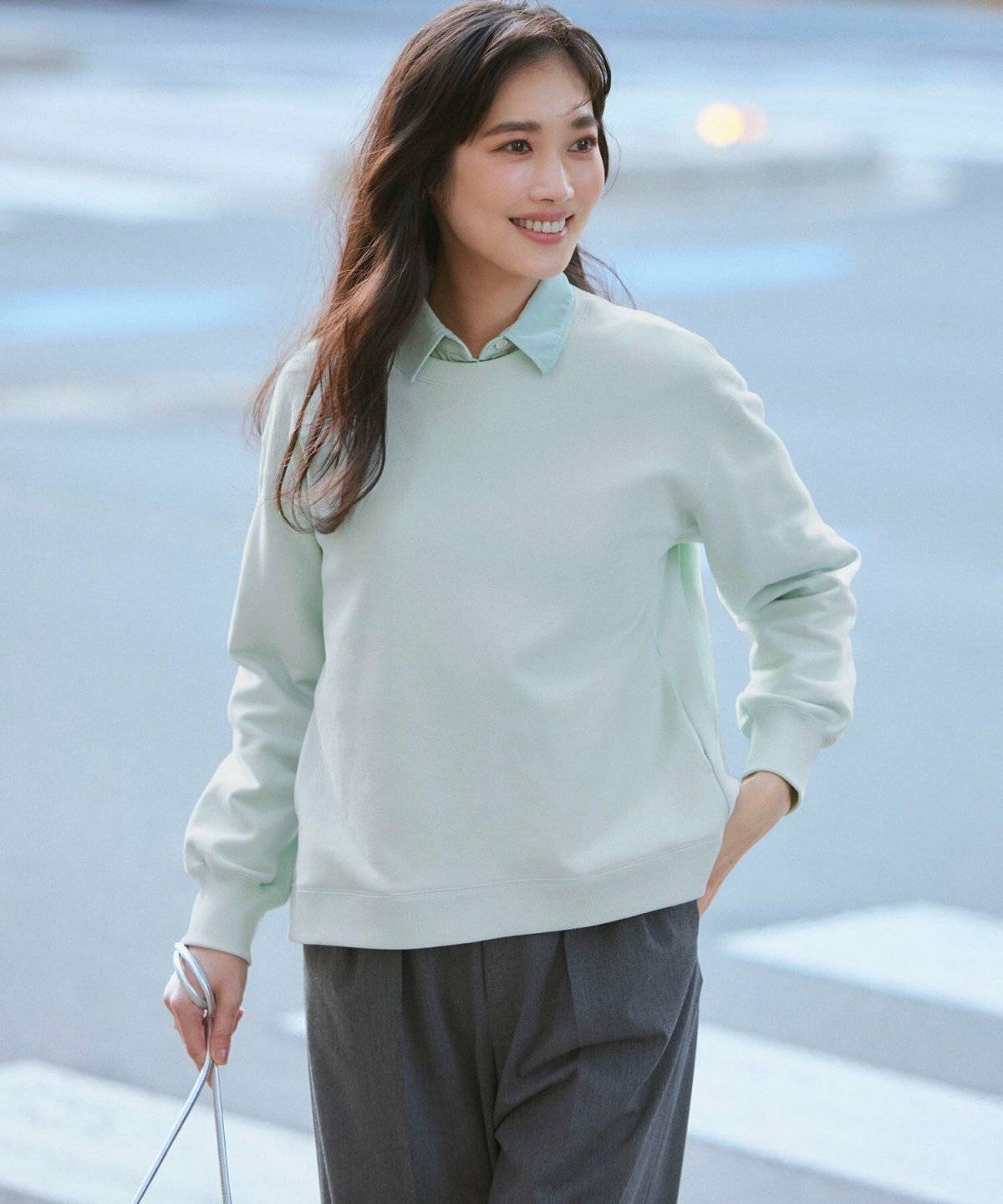 パンツコーデの女性