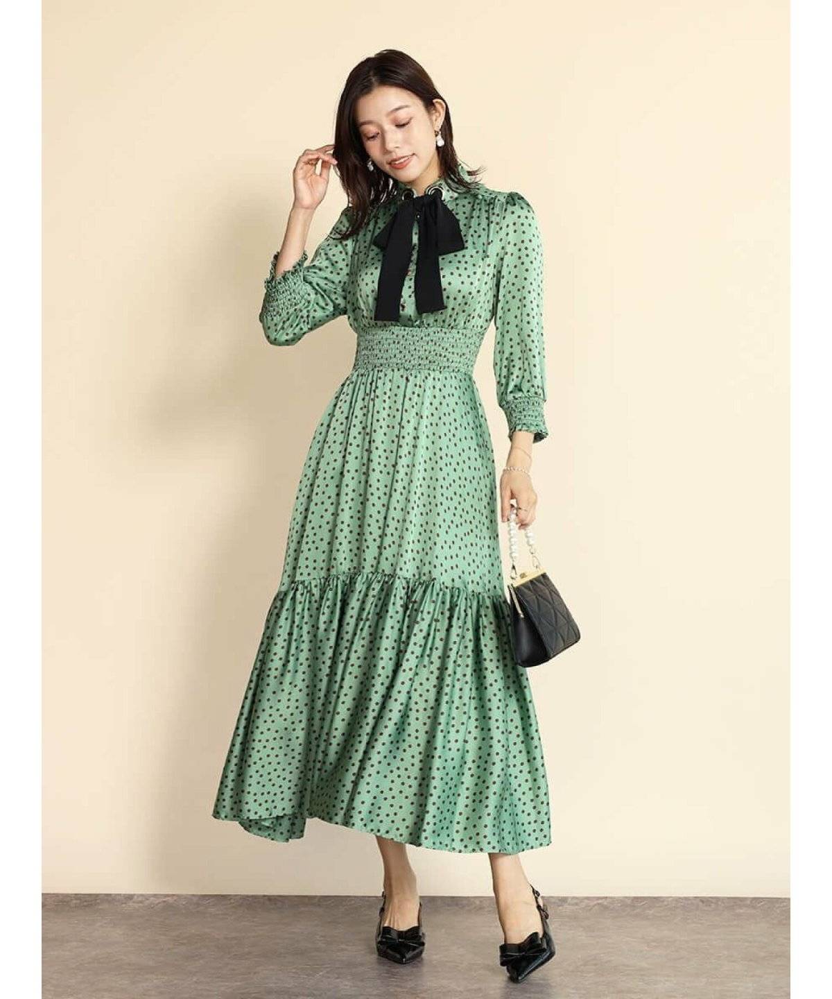 ワンピースコーデの女性