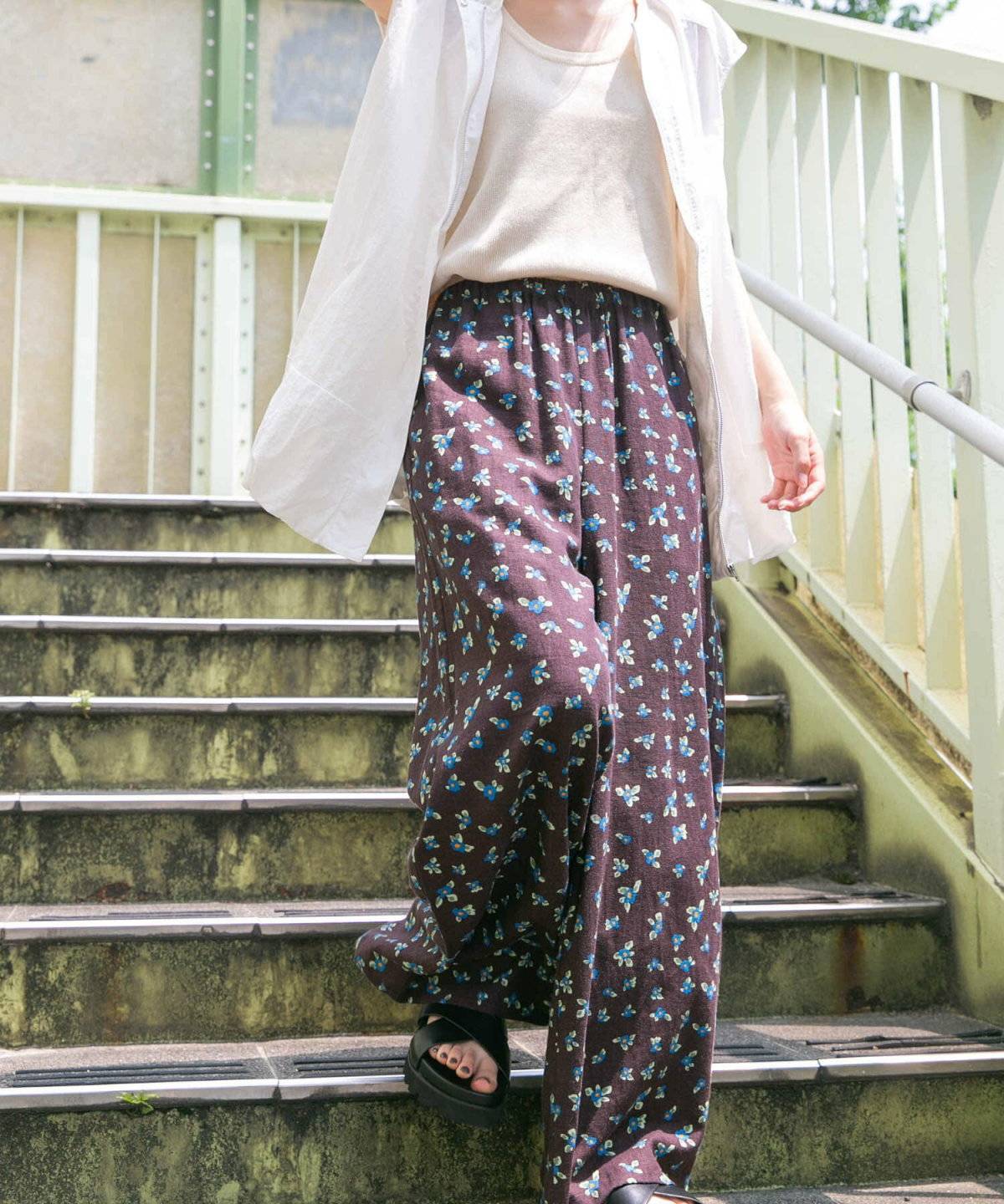 夏コーデの女性