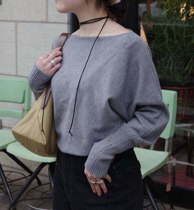 オフショルダードルマンニット