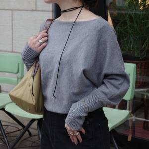 肩見せなのに上品。ゆるっと映える「オフショルダードルマンニット」の旬コーデ