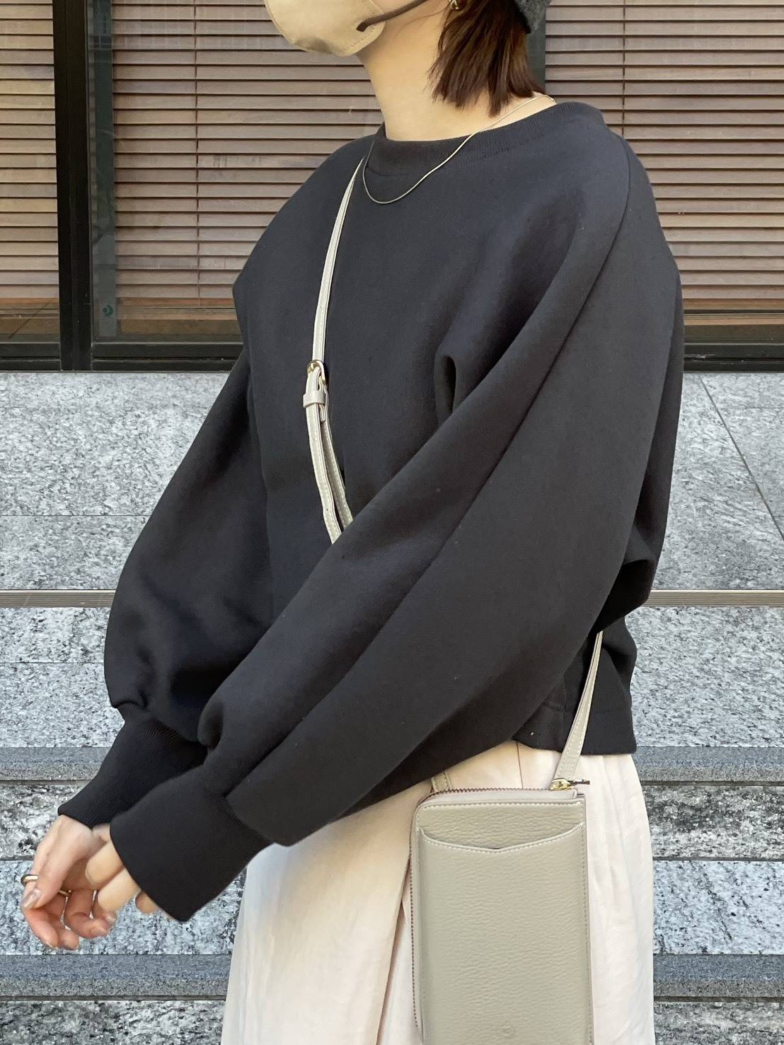 ボリューム袖のショート丈スウェット